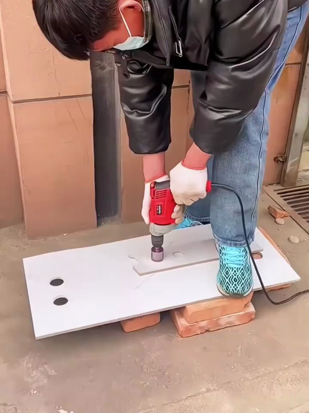 瓷砖墙壁打孔技巧视频(瓷砖墙壁打孔技巧视频讲解)